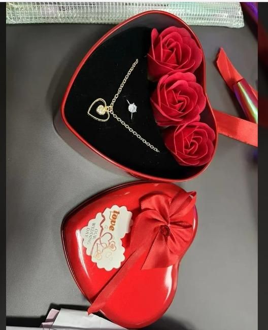 Red Heart Gift Box – Jewelry & Roses